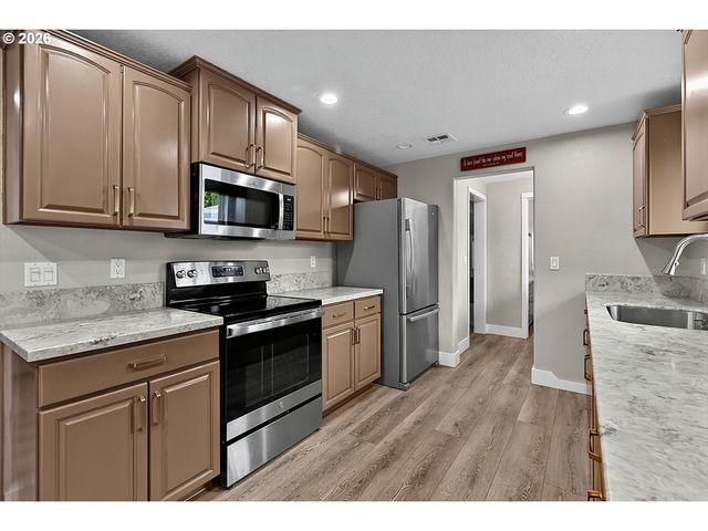 2460 DEBRA Dr, Springfield, OR 97477