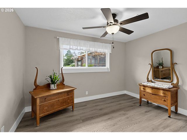 2460 DEBRA Dr, Springfield, OR 97477