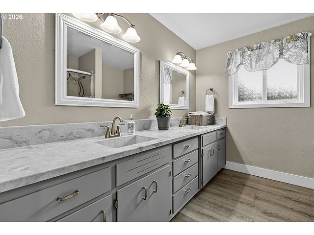 2460 DEBRA Dr, Springfield, OR 97477