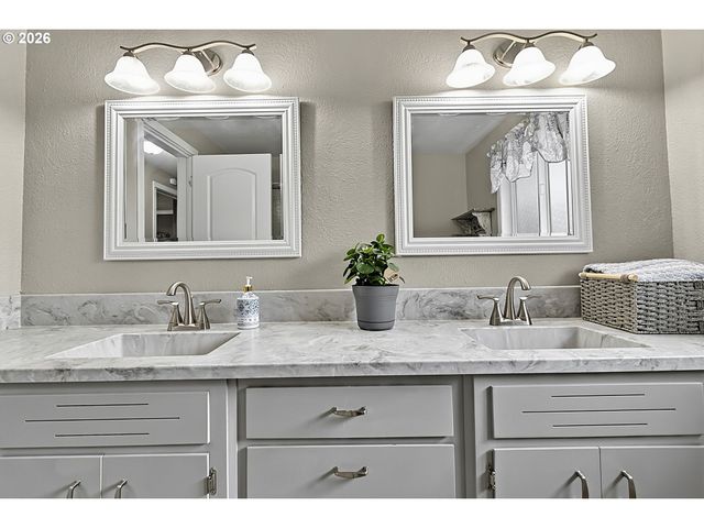 2460 DEBRA Dr, Springfield, OR 97477