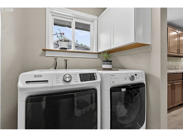 2460 DEBRA Dr, Springfield, OR 97477