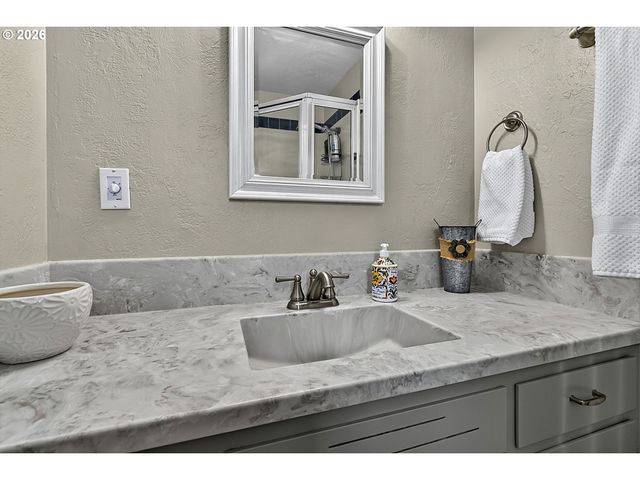 2460 DEBRA Dr, Springfield, OR 97477
