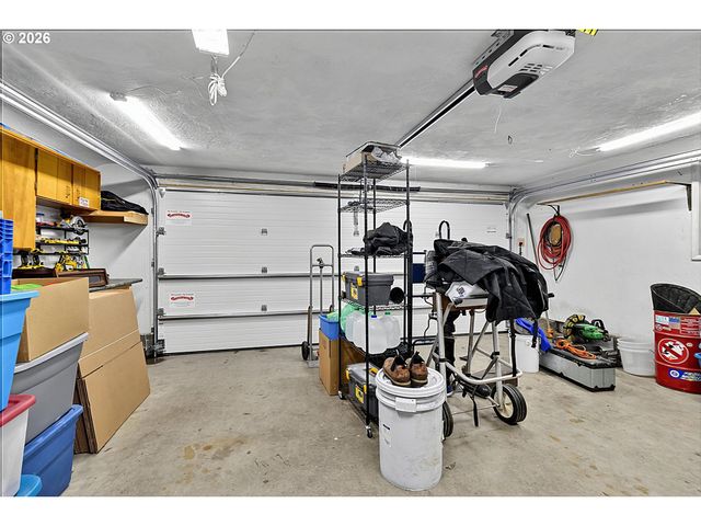 2460 DEBRA Dr, Springfield, OR 97477