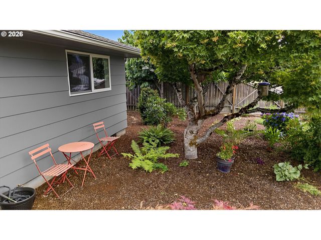 2460 DEBRA Dr, Springfield, OR 97477