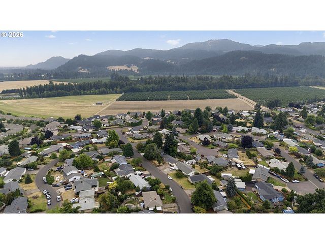 2460 DEBRA Dr, Springfield, OR 97477