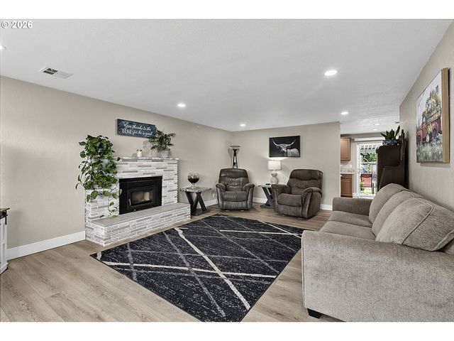 2460 DEBRA Dr, Springfield, OR 97477