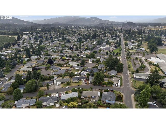 2460 DEBRA Dr, Springfield, OR 97477