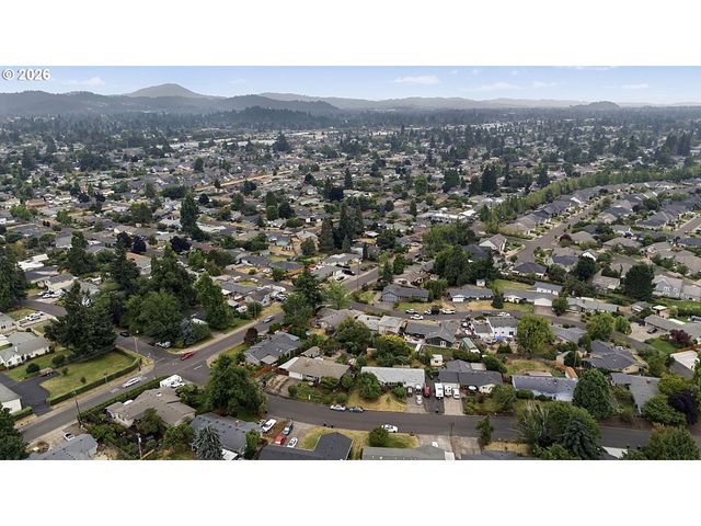 2460 DEBRA Dr, Springfield, OR 97477