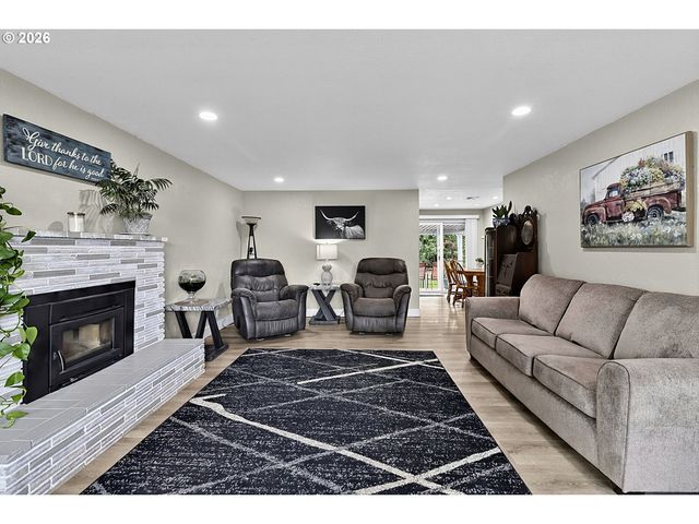 2460 DEBRA Dr, Springfield, OR 97477
