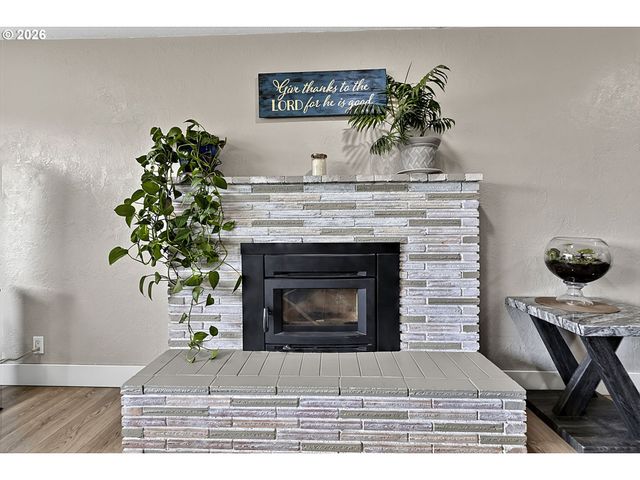 2460 DEBRA Dr, Springfield, OR 97477