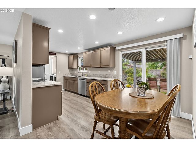 2460 DEBRA Dr, Springfield, OR 97477