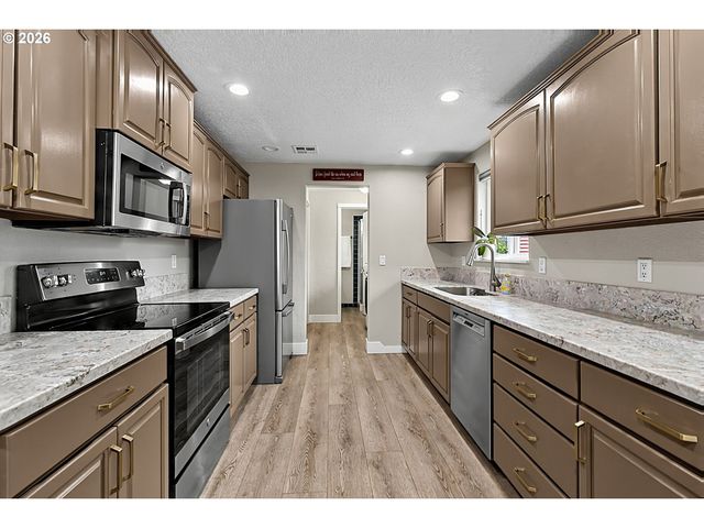 2460 DEBRA Dr, Springfield, OR 97477