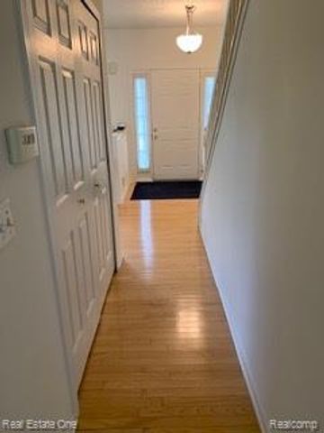 41719 Sleepy Hollow Drive, Novi, MI 48377