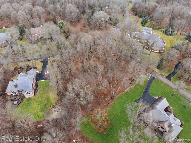 2423 Canterwood, Highland, MI 48356