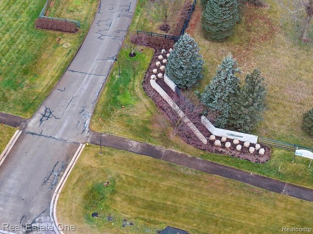 2423 Canterwood, Highland, MI 48356