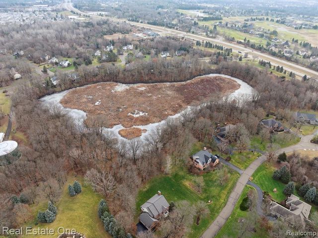 2423 Canterwood, Highland, MI 48356