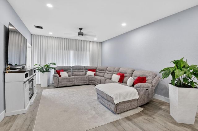 4275 SW 10th Court, Deerfield Beach, FL 33442