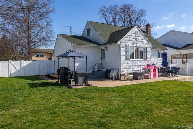 299 37 Street, Lindenhurst, NY 11757