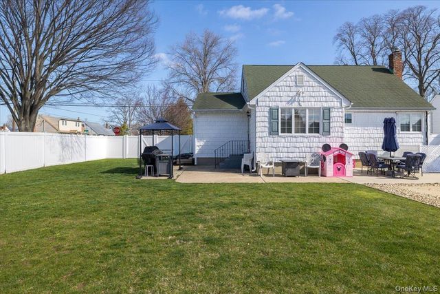 299 37 Street, Lindenhurst, NY 11757