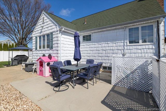 299 37 Street, Lindenhurst, NY 11757