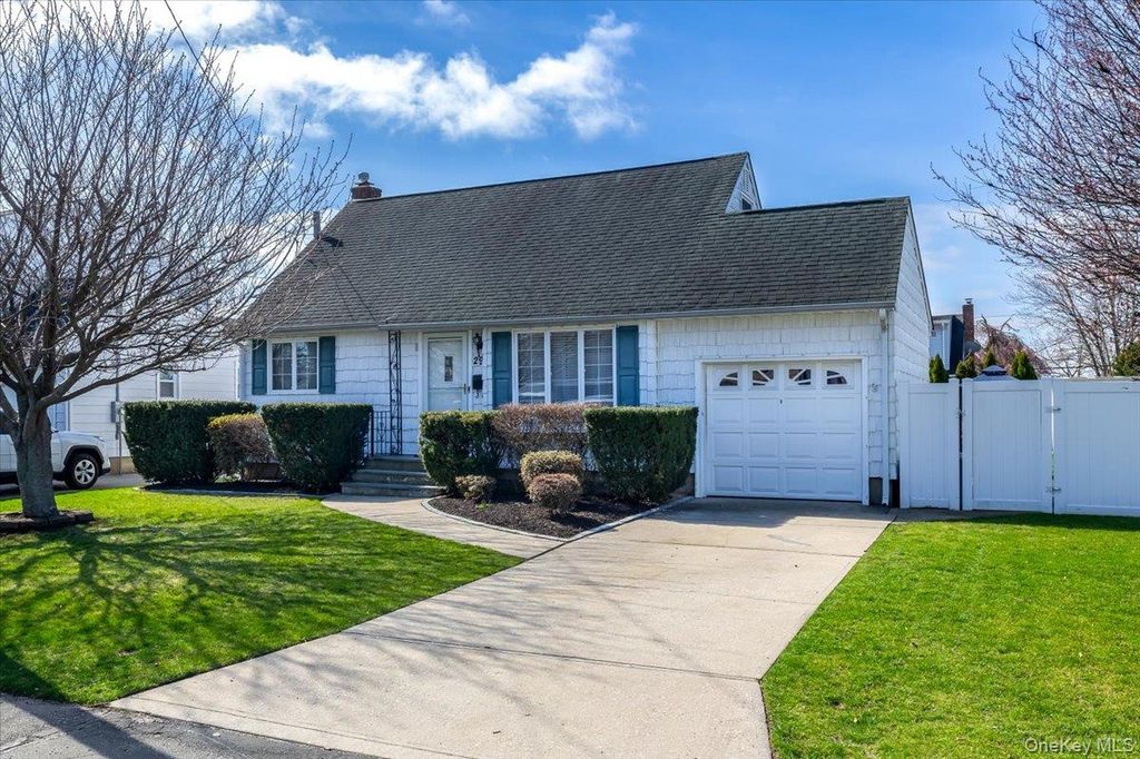 299 37 Street, Lindenhurst, NY 11757
