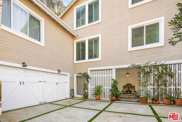 1647 N Beverly Glen Boulevard, Los Angeles, CA 90077