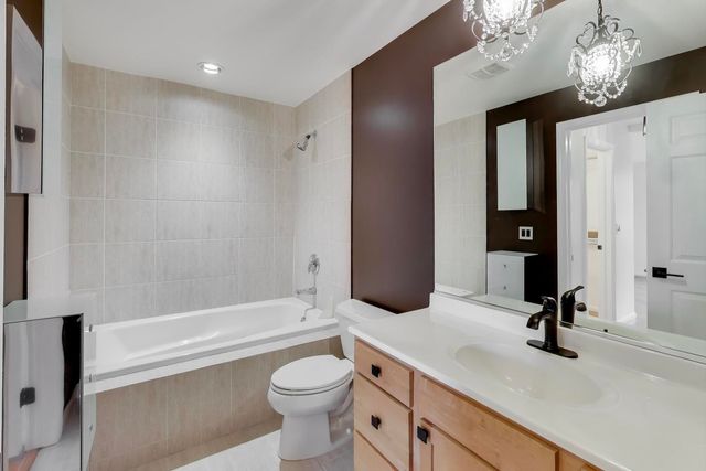 6951 N Western Avenue F, Chicago, IL 60645