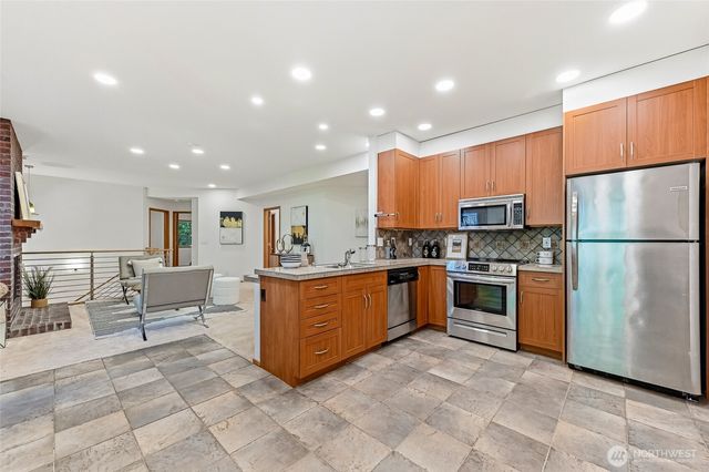 4200 W Lake Sammamish Parkway SE, Bellevue, WA 98008