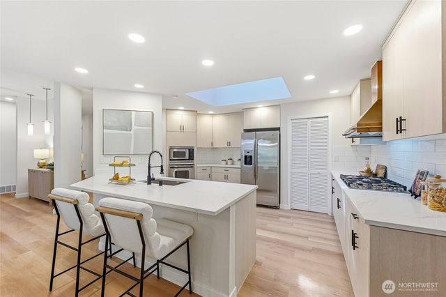 4200 W Lake Sammamish Parkway SE, Bellevue, WA 98008