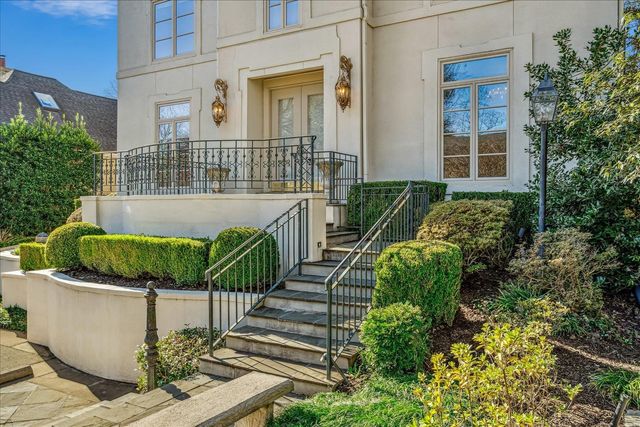 335 N RIVER OAKS DR, Memphis, TN 38120