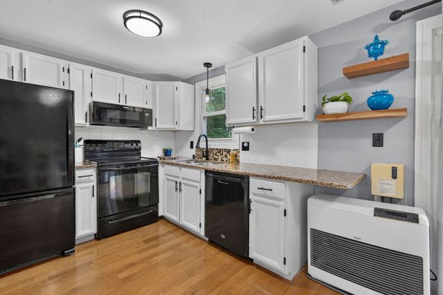 24 Stonegate Lane, Derry, NH 03038