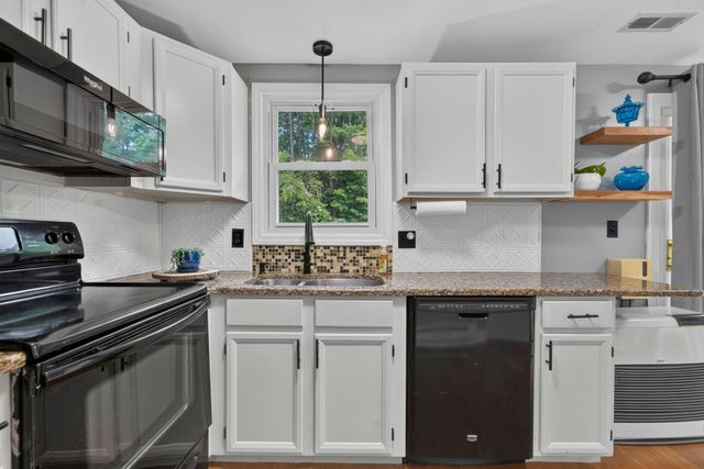 24 Stonegate Lane, Derry, NH 03038