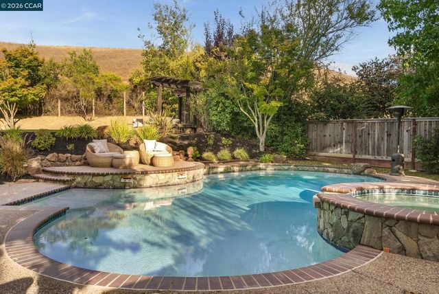 7 Eastward Ln, Danville, CA 94506