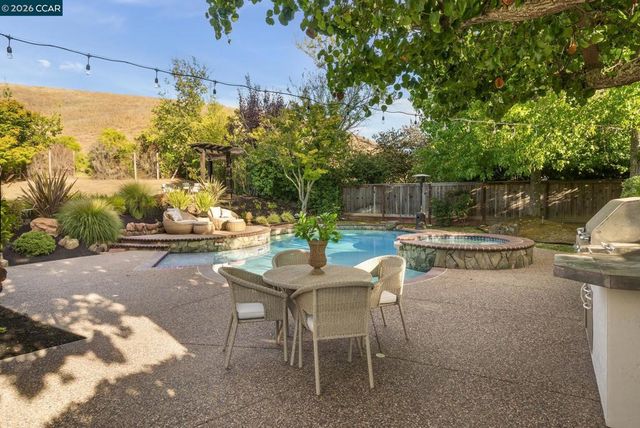 7 Eastward Ln, Danville, CA 94506