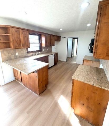 2627 Bret Ave, Salina, KS 67401