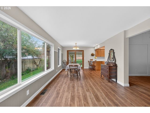 1456 Nw ALMIRA St, Roseburg, OR 97471