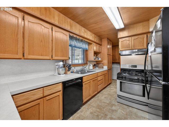 1456 Nw ALMIRA St, Roseburg, OR 97471