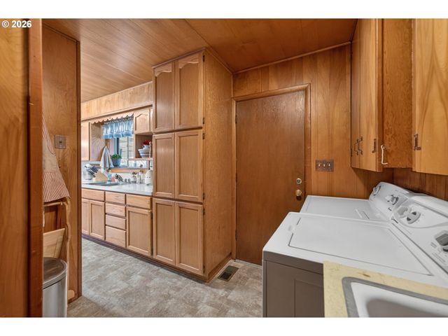 1456 Nw ALMIRA St, Roseburg, OR 97471