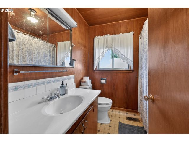 1456 Nw ALMIRA St, Roseburg, OR 97471