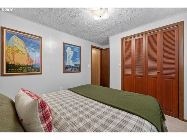 1456 Nw ALMIRA St, Roseburg, OR 97471