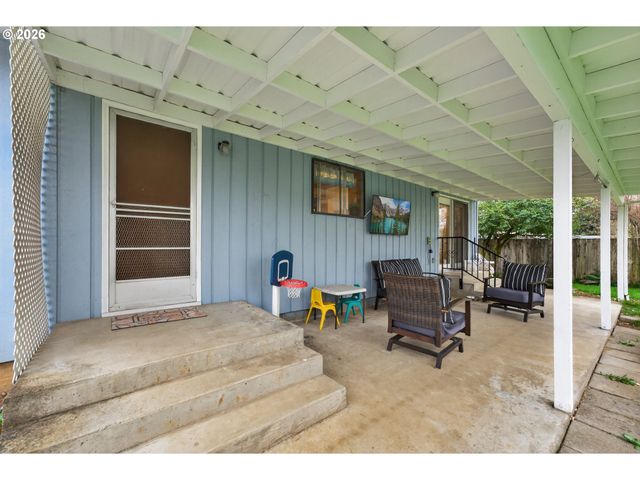 1456 Nw ALMIRA St, Roseburg, OR 97471