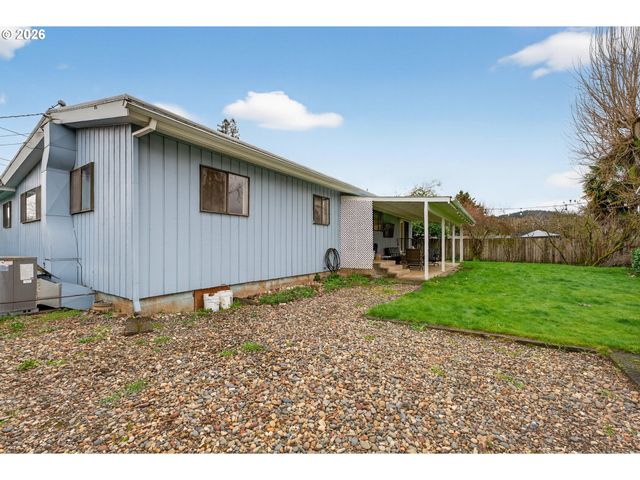1456 Nw ALMIRA St, Roseburg, OR 97471