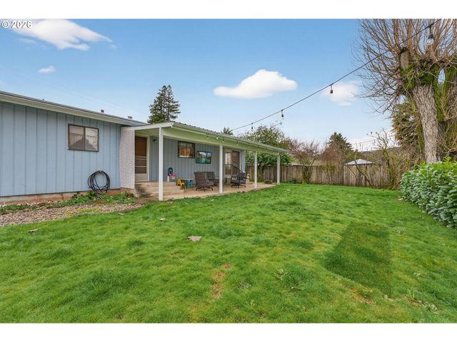 1456 Nw ALMIRA St, Roseburg, OR 97471