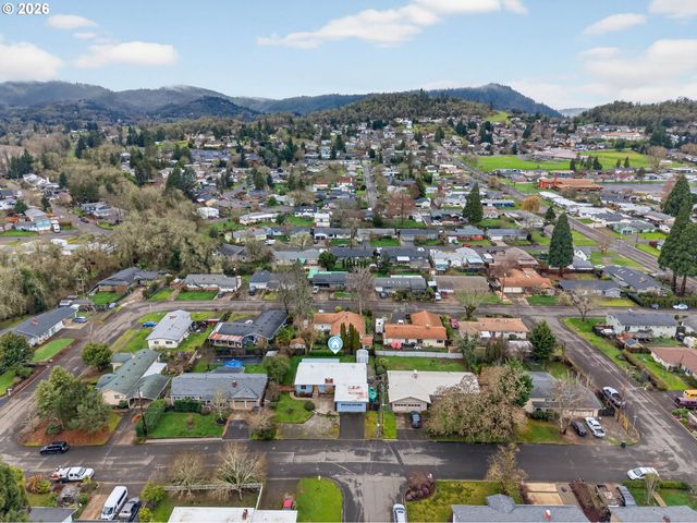 1456 Nw ALMIRA St, Roseburg, OR 97471
