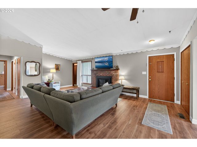 1456 Nw ALMIRA St, Roseburg, OR 97471