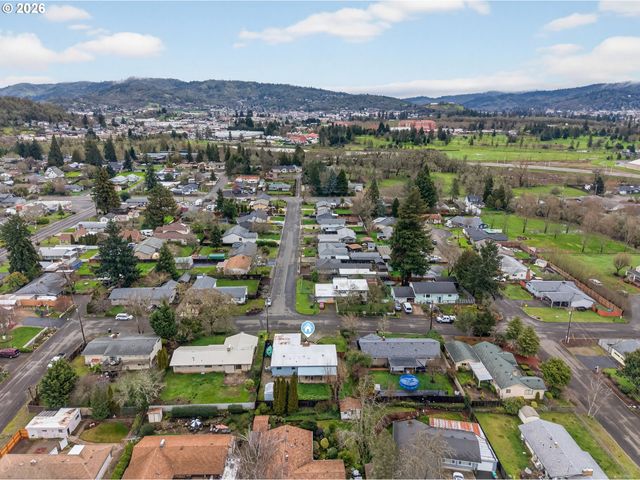 1456 Nw ALMIRA St, Roseburg, OR 97471