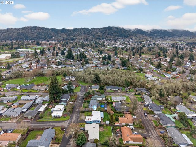 1456 Nw ALMIRA St, Roseburg, OR 97471