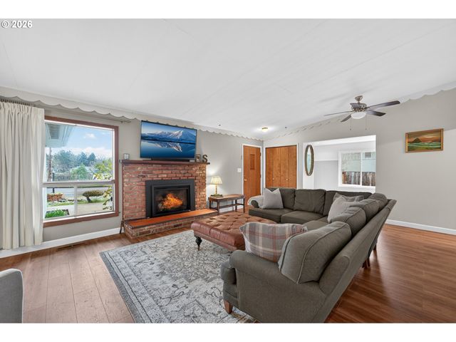 1456 Nw ALMIRA St, Roseburg, OR 97471