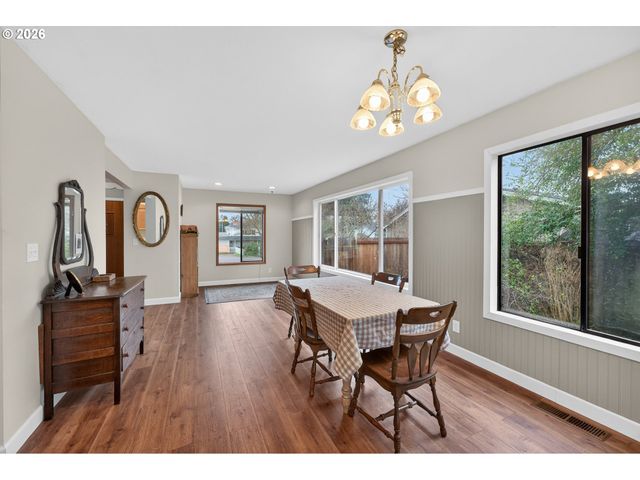 1456 Nw ALMIRA St, Roseburg, OR 97471