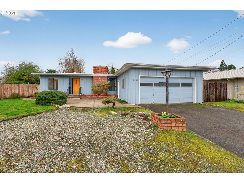 1456 Nw ALMIRA St, Roseburg, OR 97471